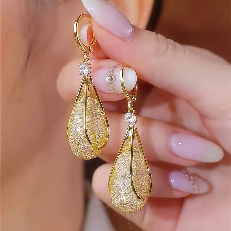 1 Pair of Elegant Golden Teardrop Pendant and Pendant Earrings