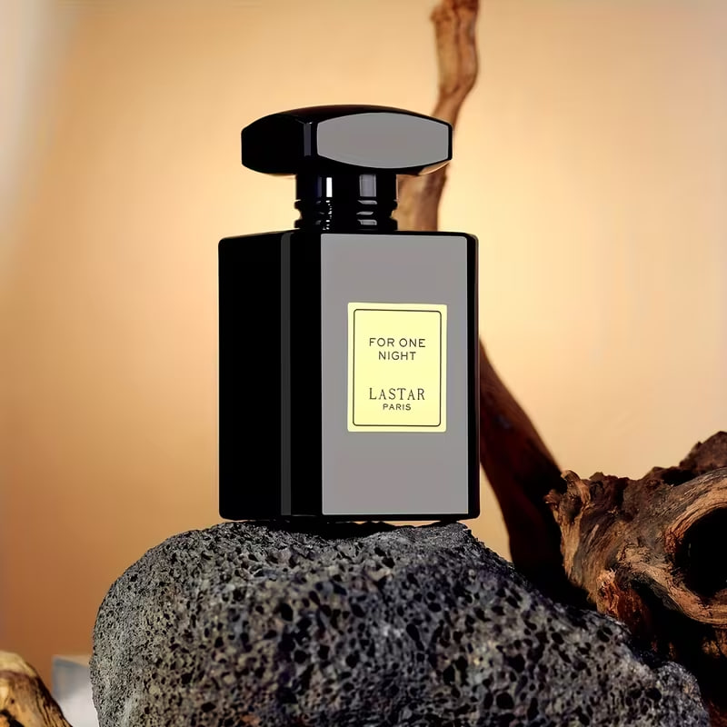 Men's perfume, with woody, creamy and coffee notes, featuring a rich and long-lasting fragrance. 