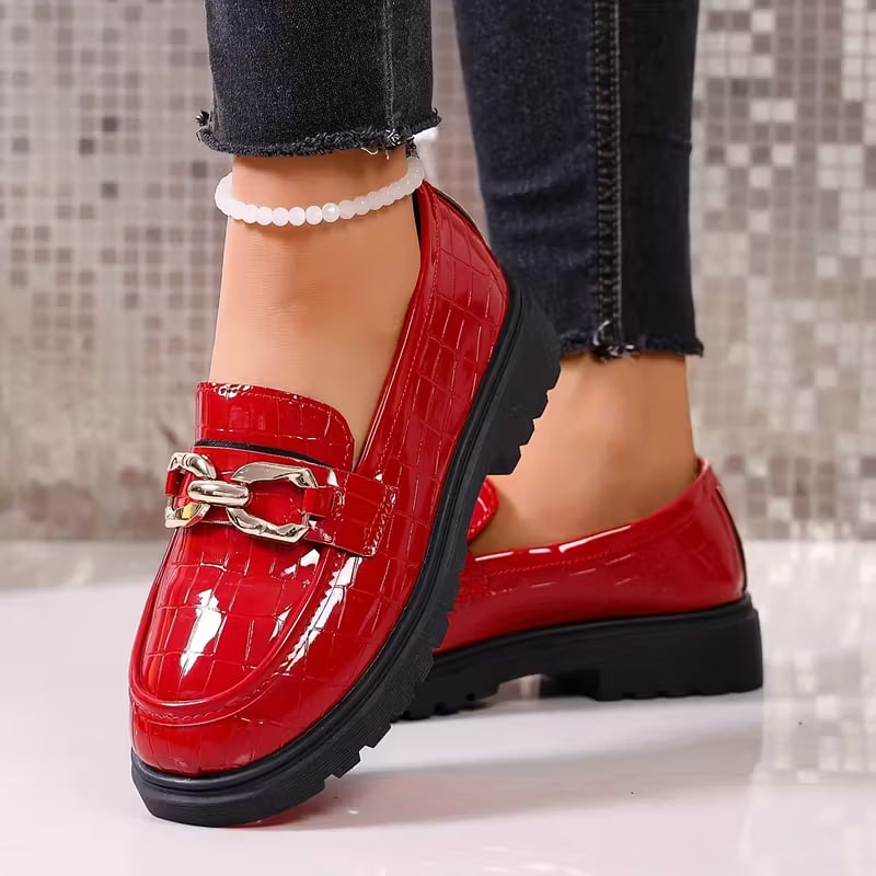 Women's Casual Round Toe Moccasin Shoes with Chain Decor and Distressed Finish