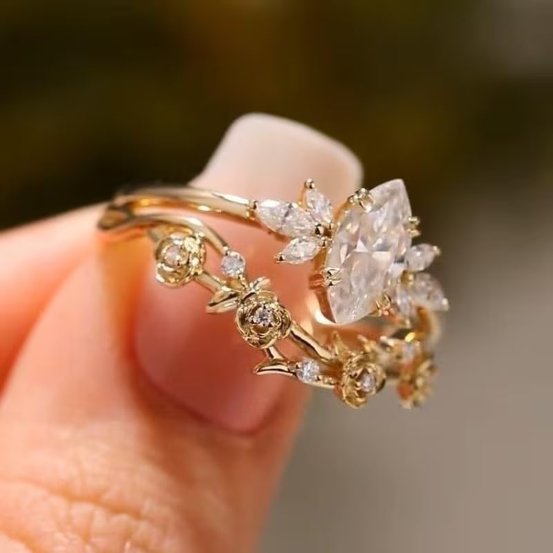 A Pair of Stylish And Luxurious Engagement Rings for Women