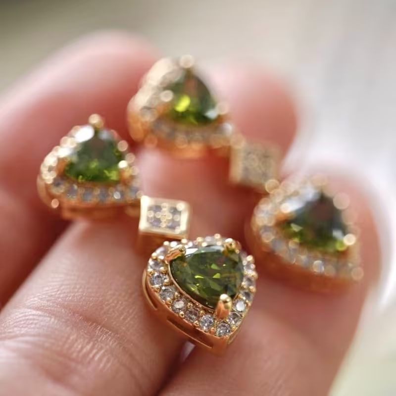 1 Pair Exquisite Vintage Olive Green Heart Drop Earrings for Women