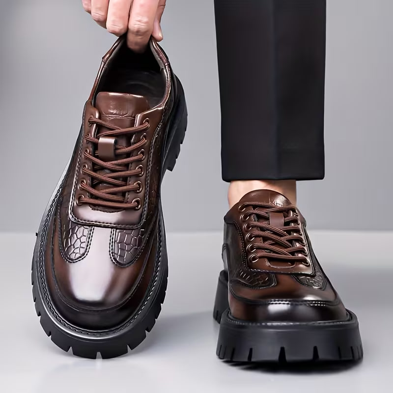 New Men's large-size business casual shoes, English-style trendy and versatile, crocodile-patterned fashion shoes for men.